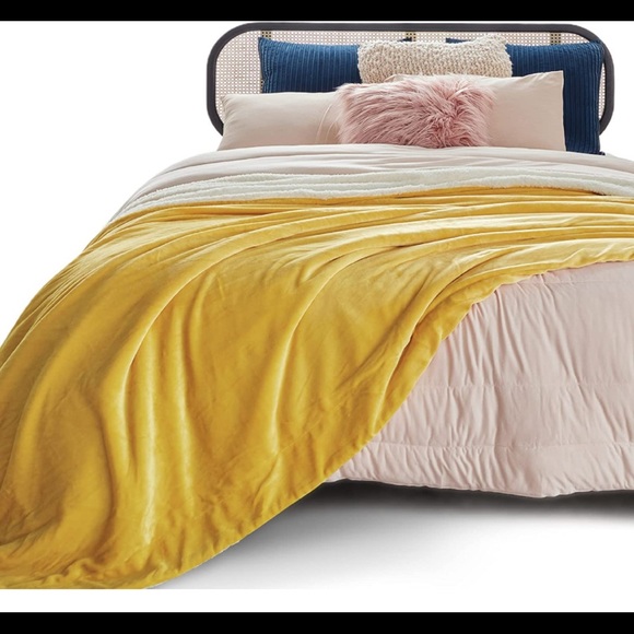 Bedsure Sherpa Fleece blanket - oversized Queen yellow gold mustard fuzzy soft - Picture 3 of 6
